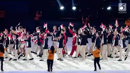  Kontingen Indonesia tampil berbusana jas pada parade atlet di pembukaan SEA Games 2017 Stadion Bukit Jalil, Kuala Lumpur, Malaysia, Sabtu (19/8).  Perenang, I Gede Siman Sudartawa tampil di depan sebagai pembawa bendera. (Liputan6.com/Faizal Fanani)