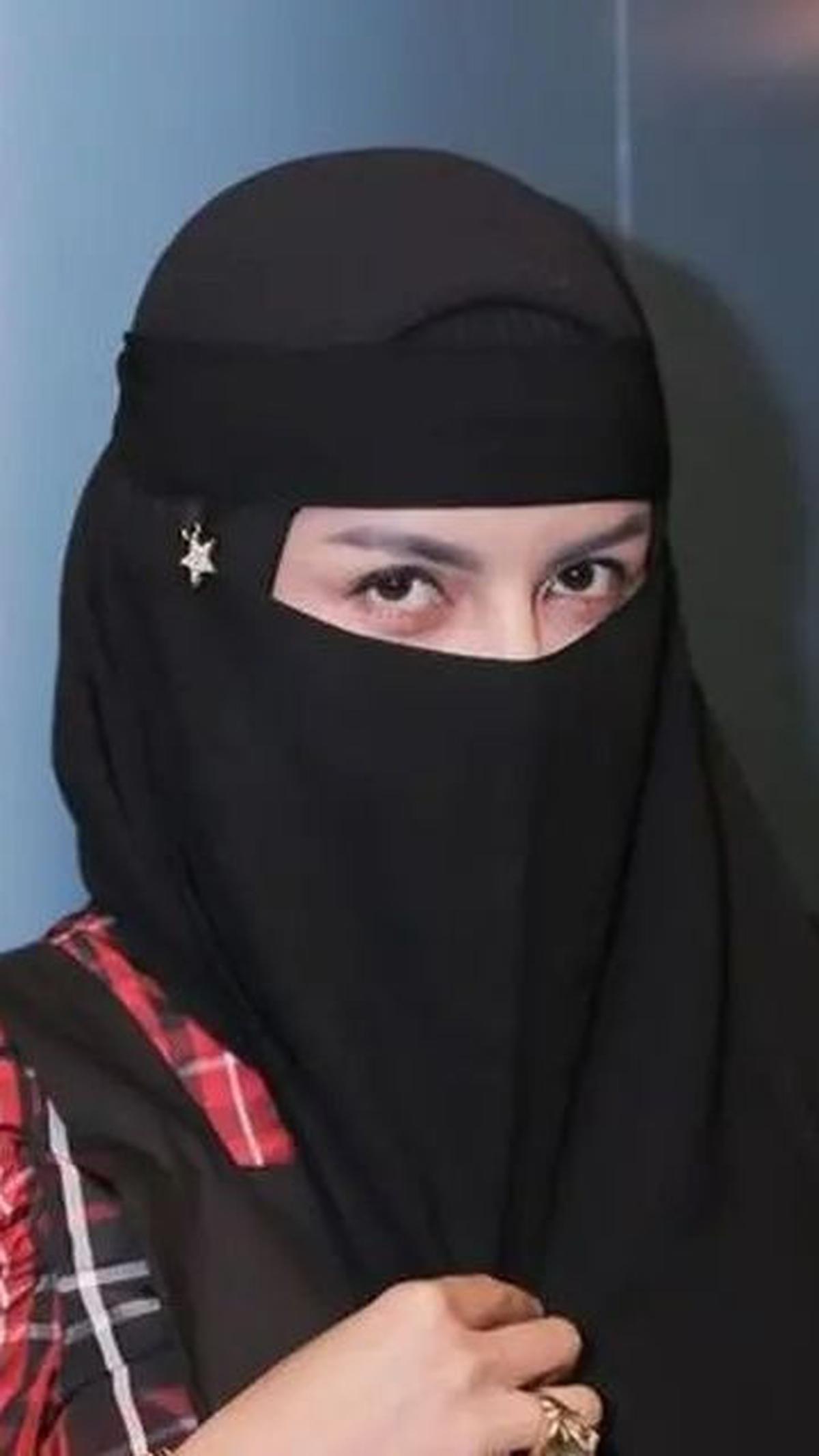 Mengingat sosok Yola dalam Jinny Oh Jinny, Five Vi yang dulu melekat dengan citra seksi, kini telah berhijrah dan mengenakan cadar sejak tahun 2019.&nbsp;