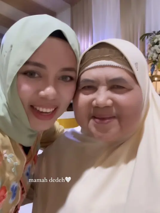 Sohwa pun terlihat foto bersama mamah Dedeh. Mamah Dedeh pun tampil dengan wajah terlihat natural tanpa makeup. [@sohwahalilintar]