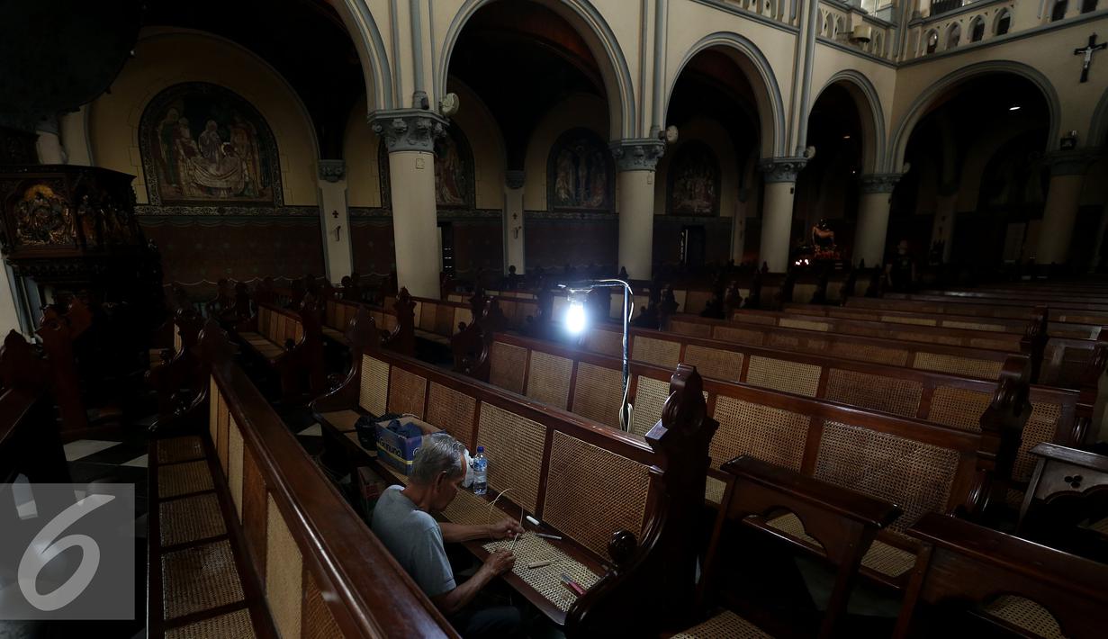 Seorang pekerja memperbaiki rotan bangku Gereja Katedral, Jakarta, Senin (12/12). Jelang natal 2016 Gereja Katedral Jakarta mulai melakukan bersih - bersih. (Liputan6.com/Johan Tallo)