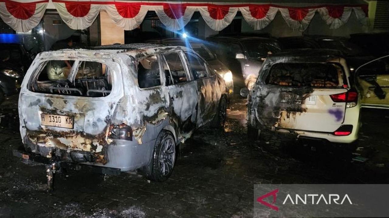 Trivia: Insiden Langka, Massa Anarkis Semarang Bakar Mobil di Kantor Gubernur Jateng