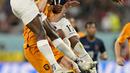 <p>Dua pemain Ekuador, Jackson Porozo dan Angelo Preciado berebut bola dengan pemain Belanda, Marten de Roon selama pertandingan grup A Piala Dunia 2022 Qatar di Stadion Internasional Khalifa di Doha, Qatar, Jumat (25/11/2022). Belanda bermain imbang dengan Ekuador dengan skor 1-1. (AP Photo/Martin Meissner)</p>