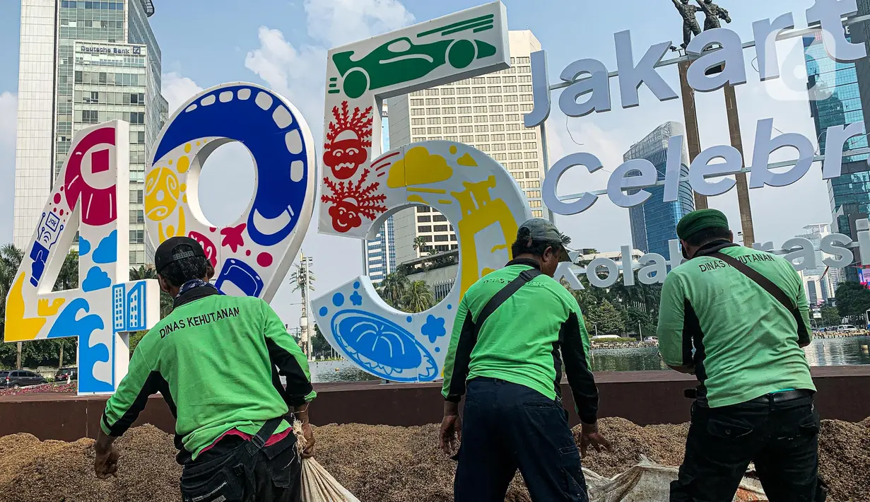 Pekerja dan petugas Dinas Pertamanan dan Kehutanan (Tamhut) DKI Jakarta melalukan persiapan dekorasi Jakarta Hajatan 495 di Bundaran HI, Jakarta Pusat, Senin (20/6/2022). Dekorasi berupa logo Jakarta Hajatan 495 dan peletakan bunga warna-warni di pinggir kolam Bundaran HI untuk memeriahkan HUT ke-495 Kota Jakarta. (Liputan6.com/Faizal Fanani)
