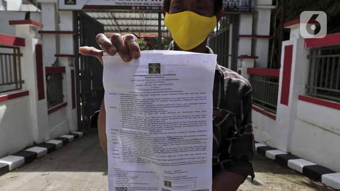 Narapidana menunjukan surat usai mendapat pembebasan bersyarat melalui program asimilasi dan integrasi terkait pandemi virus corona COVID-19 di Rutan Kelas I Depok, Jawa Barat, Selasa (7/4/2020). Sekitar 290 narapidana mendapatkan pembebasan bersyarat. (Liputan6.com/Johan Tallo)