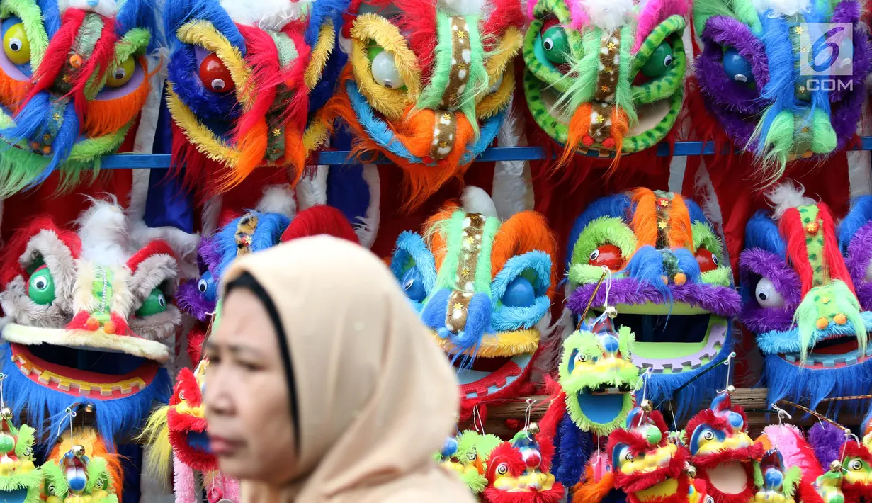 Pernak-pernik khas perayaan Imlek dan Cap Go Meh dijual di area Festival Pecinan 2019 di kawasan jalan Pancoran, Glodok, Jakarta, Rabu (20/2). Festival Pecinan 2019 digelar untuk memeriahkan perayaan Imlek dan Cap Go Meh. (Liputan6.com/Helmi Fithriansyah)