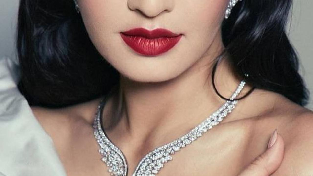 Untuk tampilan mewah dan glamor kali ini, Raline memilih classic makeup dengan lipstik merah yang bold dan winged eyeliner.<br>