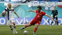 Georgi Dzhikiya (kanan) sedang mengontrol bola dibayangi oleh Teemu Pukki (kiri) selama pertandingan grup B Euro 2020 antara Rusia dan Finlandia di stadion Krestovsky, Saint Petersburg, Rusia pada Rabu (16/06/2021) malam WIB. (AP/Pool/Evgenia Novozhenina)