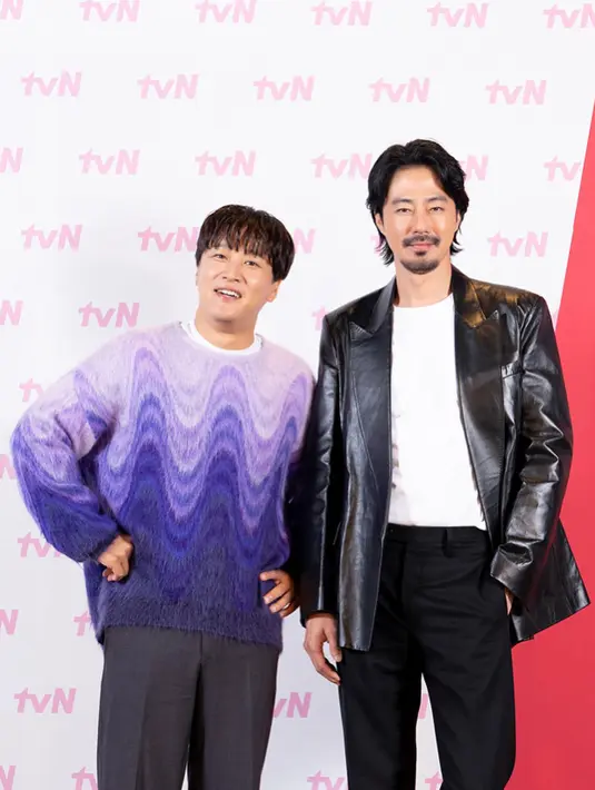 Tak lupa Jo In Sung juga berpose bersama sahabatnya itu. Keduanya beharap program baru mereka menuai kesuksesan. (Foto: Instagram/ zoinsung_official)