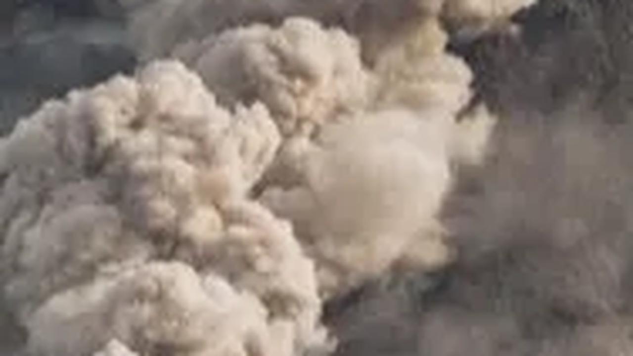 Potensi bahaya, kata Agus, saat ini berupa guguran lava dan awan panas pada sektor selatan-barat daya meliputi Sungai Boyong sejauh maksimal 5 km, Sungai Bedog, Krasak, Bebeng sejauh maksimal 7 km.