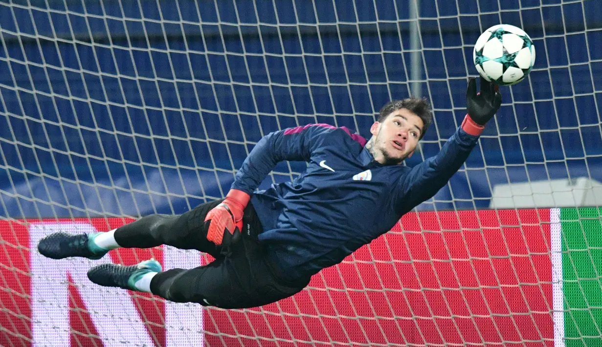 Aksi kiper Manchester City, Ederson berusaha mengahalau bola saat latihan di Kharkiv, Ukraina (5/12). Manchester City akan bertanding melawan Shakhtar Donetsk pada grup F Liga Champions. (AFP Photo/Genya Savilov)