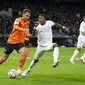 Bek Real Madrid David Alaba menantang gelandang Shakhtar Donetsk, Alan Patrick dalam matchday keempat Grup D Liga Champions di Stadion Santiago Bernabeu, Kamis (4/11/2021) dini hari WIB.  Real Madrid sukses mengalahkan Shakhtar Donetsk dengan skor tipis 2-1. (AP Photo/Manu Fernandez)