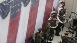 Anggota President's Own Marine Band memainkan terompet saat gladi resik pelantikan Donald Trump di U.S. Capitol, Washington, DC, AS (19/1). Trump tinggal menghitung jam menggantikan Barack Obama menjadi orang nomor satu AS. (AFP Photo/Timothy A. Clary)