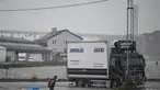 Seorang pria berjalan di sepanjang Fiskhamnen (pelabuhan nelayan) yang banjir setelah sungai Gota Alv meluap akibat hujan deras di Gothenburg, Swedia, Selasa, 8 Agustus 2023.  (Björn Larsson Rosvall/TT News Agency via AP)