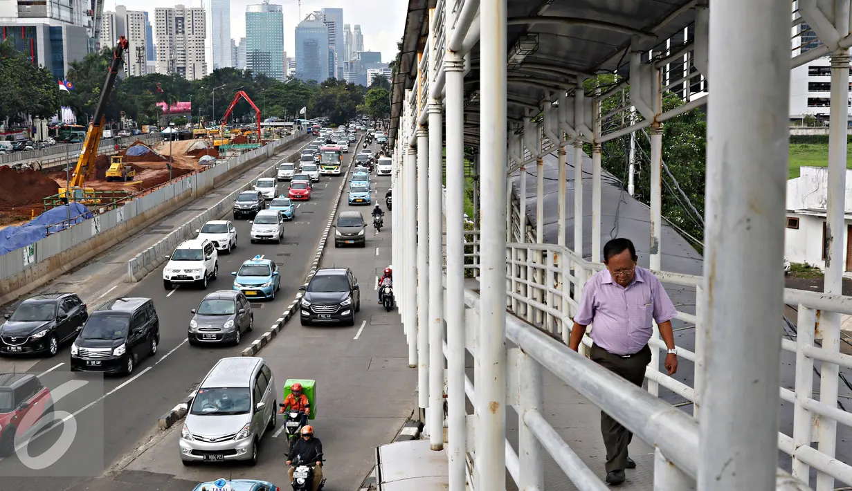 Pejalan kaki berjalan menaiki halte Transjakarta di Jalan Sudirman, Jakarta, Senin (2/5). Mulai tahun ini, Pemprov DKI Jakarta akan menata jalan, trotoar, dan taman di kawasan Sudirman-Thamrin. (Liputan6.com/Immanuel Antonius)