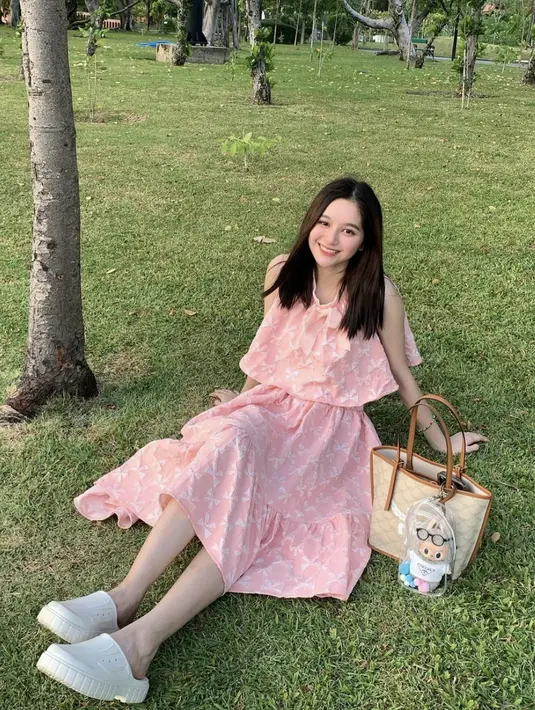 Tampilan Labubu kian istimewa saat menjadi bag charm yang menggemaskan. [Foto: Instagram/ Rattanawadee]