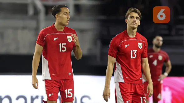 Dua pemain naturalisasi baru Timnas Indonesia, Milano Jonathans (kiri) dan Mauro Zijlstra melakoni laga debut saat FIFA Matchday melawan Chinese Taipei di Stadion Gelora Bung Tomo (GBT), Surabaya, Jumat (05/09/2025). (Bola.com/Abdul Aziz)