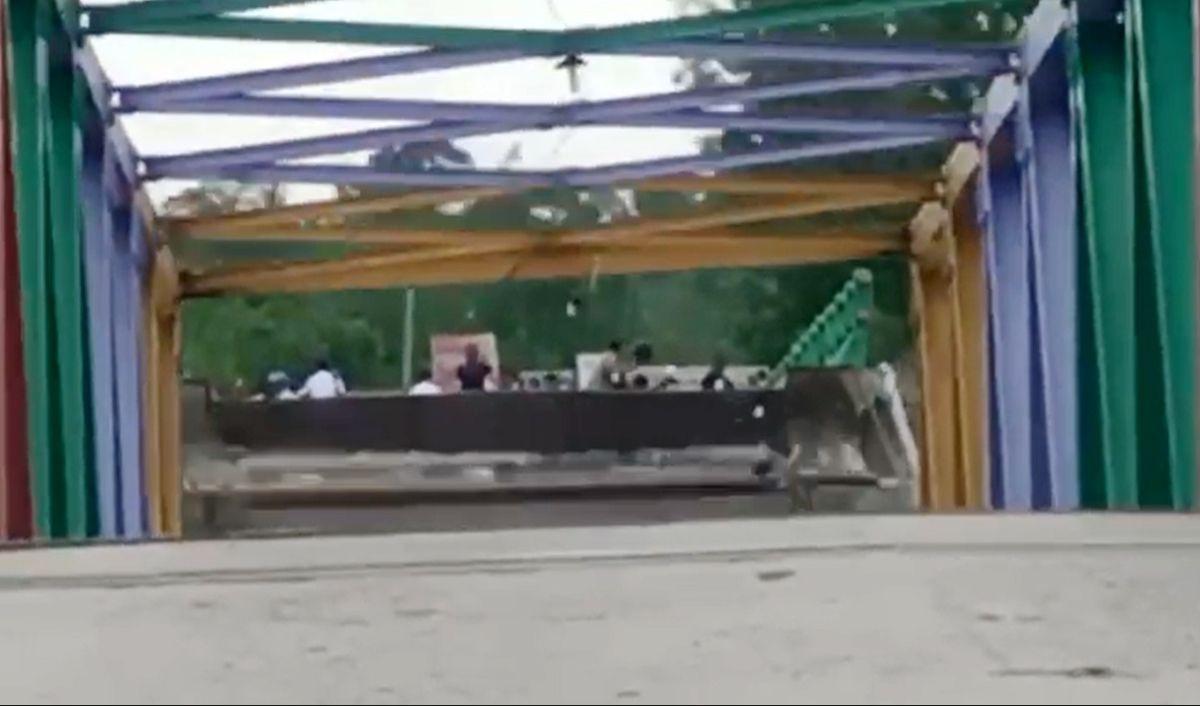 "Di video itu kan ada suara Pak Kapolsek teriak-teriak ke anggotanya juga, awas-awas lihat ada warga gak di situ. Untungnya tidak ada korban," jelas Kurnia.