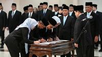 Menteri Pemuda dan Olahraga (Menpora) RI, Erick Thohir (kanan), tengah melantik Pejabat Pimpinan Tinggi Pratama dan Pejabat Administrator di Auditorium Wisma Menpora, Jakarta, Rabu (1/4/2026). (Dok. Kemenpora)