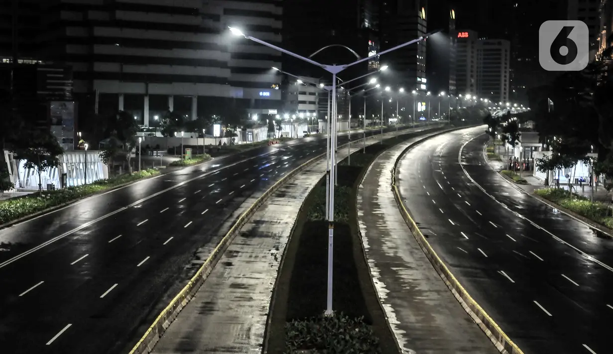Suasana sepi di sepanjang Jalan Jenderal Sudirman, Jakarta, Kamis (31/12/2020). Kawasan Jalan MH Thamrin-Sudirman ditutup pada malam Tahun Baru untuk mencegah kerumunan warga sekaligus memutus penyebaran COVID-19. (merdeka.com/Iqbal S. Nugroho)