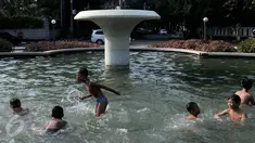 Anak-anak  berenang di kolam air mancur di kawasan Jalan Diponogoro, Jakarta, Jumat (31/7/2015). Minimnya lahan bermain di Ibukota, membuat mereka memanfaatkan kolam air mancur sebagai tempat berenang. (Liputan6/Johan Tallo)