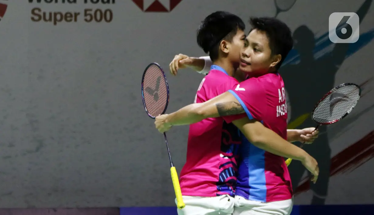 Pebulu tangkis ganda putri Indonesia, Apriyani Rahayu/Siti Fadia Silva Ramadhanti saat bertanding melawan Lee So Hee/Shin Seung Chan (Korea) pada Perempat Final Indonesia Masters 2022 di Istora Senayan, Jakarta, Jumat (10/6/2022). Apriyani/Siti Fadia unggul 15-21, 21-16 dan 21-16. (Liputan6.com/Helmi Fithriansyah)