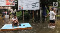 Warga menarik perahu darurat di sekitar Rumah Susun (Rusun) Bumi Cengkareng Indah (BCI), Jakarta Barat, Kamis (30/1/2025). (Magang/Liputan6.com/Muhammad Rizal)