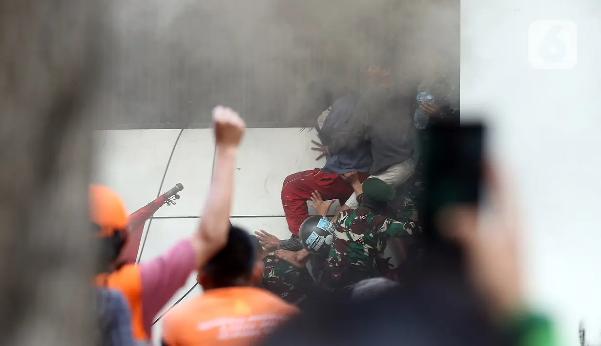 Beruntung, penghuni tersebut dapat diselamatkan. (Liputan6.com/Helmi Fithriansyah)