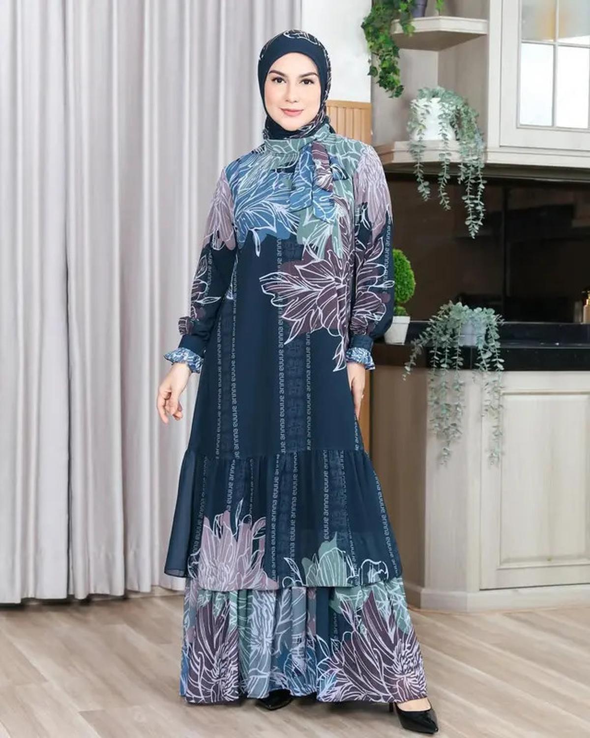 6 Model Gamis Hitam Elegan Irish Bella dan Setelan Hijabnya, Inspirasi Gaya Modis Ibu Muda Usia 30-an di 2025