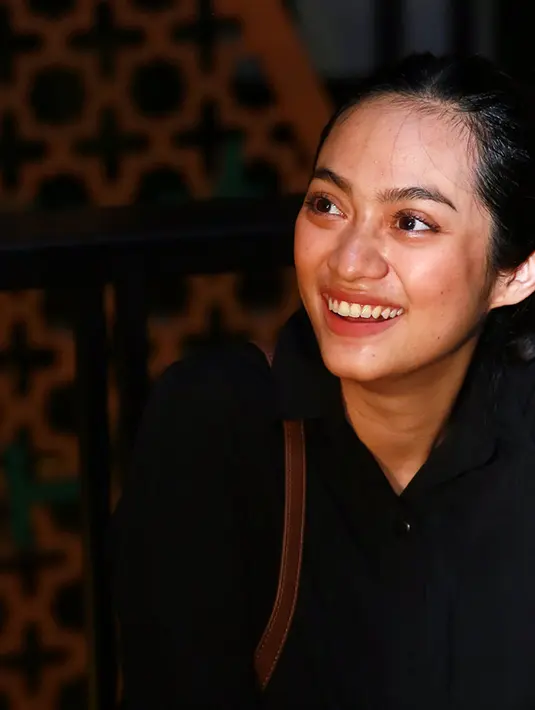 "Cemburuannya tuh kayak kalau dia lagi ngopi dimana, nongkrong sama teman-temannya. Aku bilang, ayo dong pulang, aku kan enggak bisa ikut. Jadi lebih ke iri," aku Ayudia, di kawasan Senopati, Jakarta Selatan, Kamis (23/6/2016). (Deki Prayoga/Bintang.com)