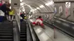 Pria asal London unjuk gigi dengan meluncur menuruni eskalator dihadapan teman-temannya.