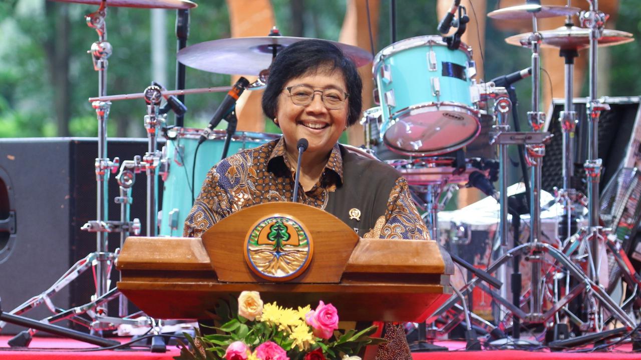 Menteri LHK, Siti Nurbaya saat memberikan sambutan di acara Panggung Kolaborasi Rimbawan di Arboretum Ir. Lukito Daryadi, Kompleks Gedung Manggala Wanabakti, Jakarta, Kamis 28 Maret 2024.