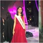 Gaya kontras finalis Miss Indonesia 2018, Lita Hendratno, jaga anak main odong-odong jadi sorotan. (dok. Instagram @litahendratno_ tangkapan layar TikTok @familytimeindonesia/https://www.tiktok.com/@familytimeindonesia/video/7243690614641003782)