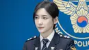<p>Lee Kang Hyun saat berseragam menampilkan pesona yang berbeda. Pemirsa sangat mengantisipasi transformasi akting Park Ji Hyun lewat drama ini. (Foto: SBS)</p>