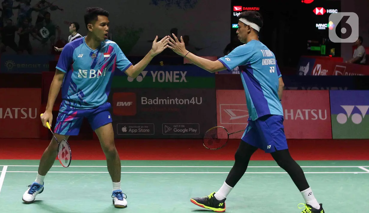 Reaksi pebulu tangkis ganda putra Indonesia Fajar Alfian/Muhammad Rian saat bertanding melawan pebulu tangkis ganda putra Taiwan Chang Ko Chi/Po Li Wei pada babak 16 besar turnamen Daihatsu Indonesia Masters 2023 di Istora Senayan, Jakarta, Kamis (26/1/2023). Fajar/Rian mengalahkan Chang Ko Chi/Po Li Wei dengan skor 13-21, 21-9, dan 21-14. (Liputan6.com/Herman Zakharia)