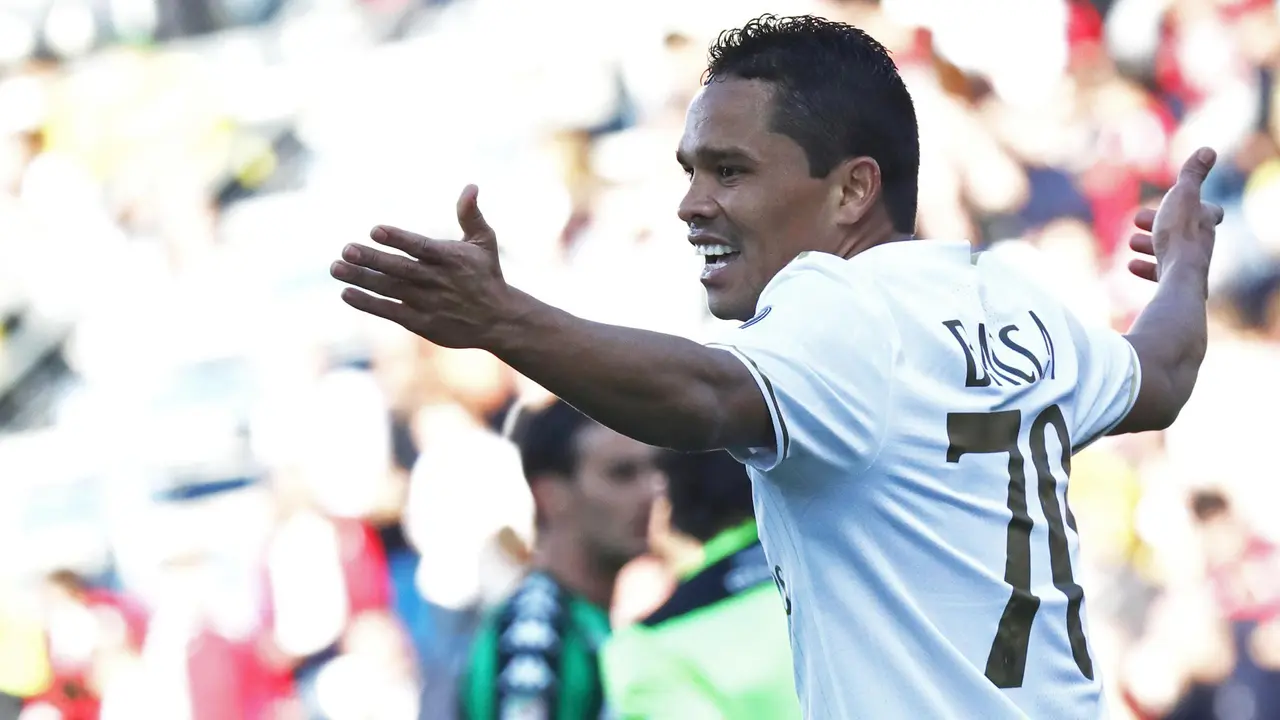 Striker AC Milan Carlos Bacca merayakan gol penalti ke gawang Sassuolo, Minggu (26/2/2017). 