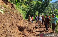 Petugas dan Warga Berjuang Buka Akses Jalan Tertutup Longsor Cidaun Cianjur