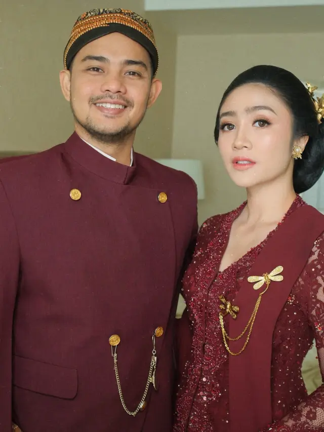 Febby Rastanty di Pernikahan sang Adik aksesori emas. [@febbyrastanty]