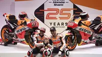 Dua pembalap Repsol Honda, Marc Marquez (kiri) dan Jorge Lorenzo (kanan), diperkenalkan sebagai pembalap untuk MotoGP 2019 di Madrid, Rabu (23/1/2019). (AFP/Pierre-Philippe Marcou)