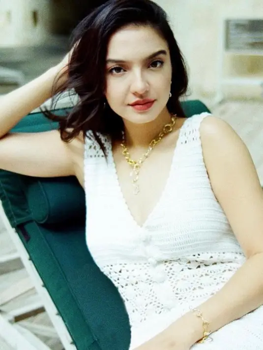 Overal rajut dengan kerah v-neck jadi pilihan resort wear ala Raline Shah. @ralineshah.