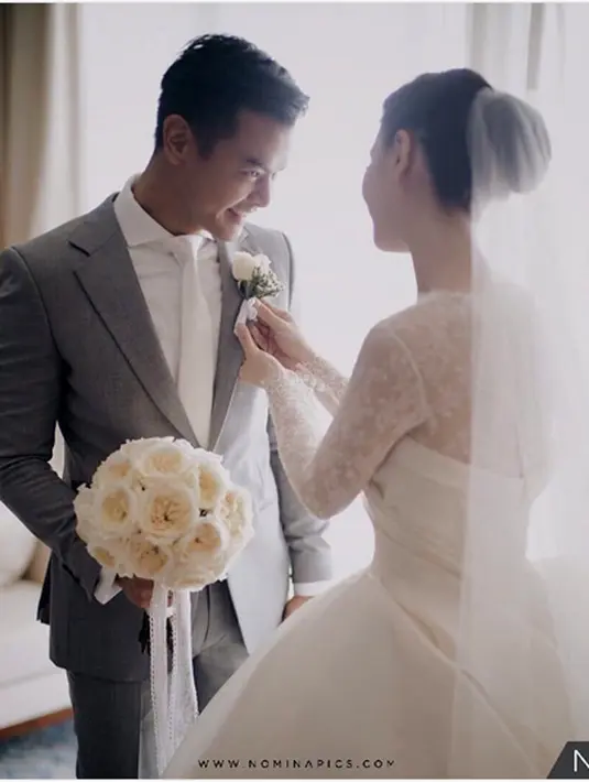 Beberapa potret pasangan jelang nikah ini diunggah di media sosial keduanya. Dion terlihat gagah dengan stelan jas yang akan dikenakan. begitu juga Fiona yang tampil cantik. (Instagram/mrmrswiyoko)
