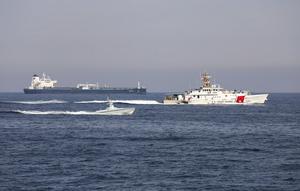 Sebuah kapal nirawak L3 Harris Arabian Fox MAST-13 milik Angkatan Laut AS dan kapal pemotong USCGC John Scheuerman milik Penjaga Pantai AS melintasi Selat Hormuz pada hari Rabu, 19 April 2023. (Information Systems Technician 1st Class Vincent Aguirre/U.S. Coast Guard via AP)
