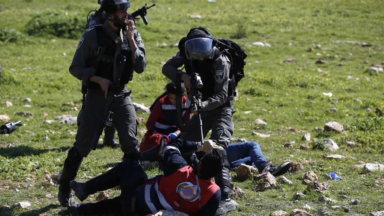 Tentara Israel Todongkan Senjata pada Petugas Medis Palestina