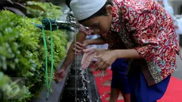 Sejumlah anak yatim mengambil air wudhu sebelum memasuki Istana Negara, Jakarta, Kamis (18/6/2015). Jokowi mengundang 400 anak yatim dari 12 panti asuhan yang ada di Jabodetabek untuk berbuka puasa bersama.(Liputan6.com/Faizal Fanani)