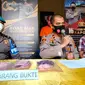 Kapolsek Sunggal, Kompol Yasir Ahmadi, saat melakukan konferensi pers di Mako Polsek Sunggal, Rabu, 17 Maret 2021, mengatakan, pelaku berinisial NIS (41), warga Jalan Setia, Kelurahan Tanjung Rejo, Medan Sunggal