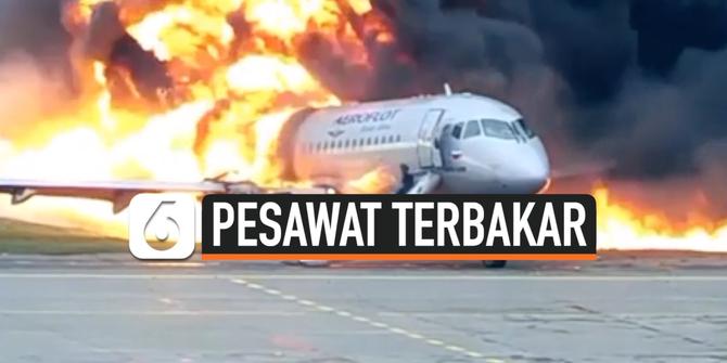 VIDEO: Dramatis, Penumpang Loncat dari Pesawat yang Terbakar Hebat