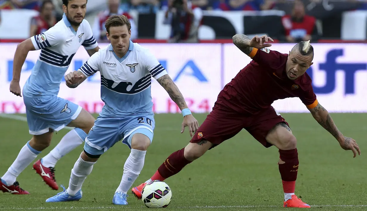 Gelandang AS Roma, Radja Nainggolan berusaha melewati pemain Lazio Lucas Rodrigo pada laga liga Serie A italia di Stadion Olimpico, Itali, Selasa dini hari (26/5/2015). Lazio menyerah 0-1 dari AS Roma. (Reuters/Alessandro Bianchi)