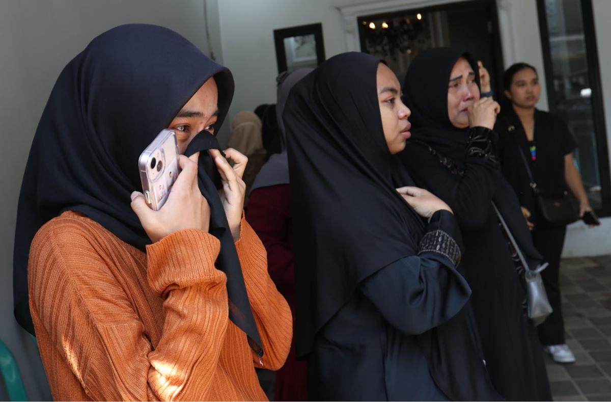 FOTO: Air Mata Iringi Kepergian Mpok Alpa, Komedian yang Tetap Ceria Meski Sakit
