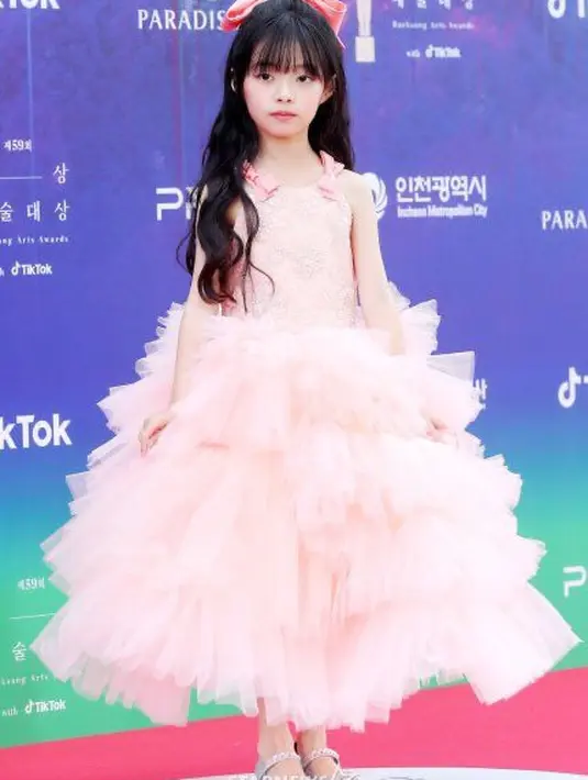 Terakhir, ada artis cilik Oh Ji Yul yang berdandan cantik seperti princess dengan tutu dress warna peach yang dipadukan dengan pita rambut senada. [Foto: IG/infodrakor_id].