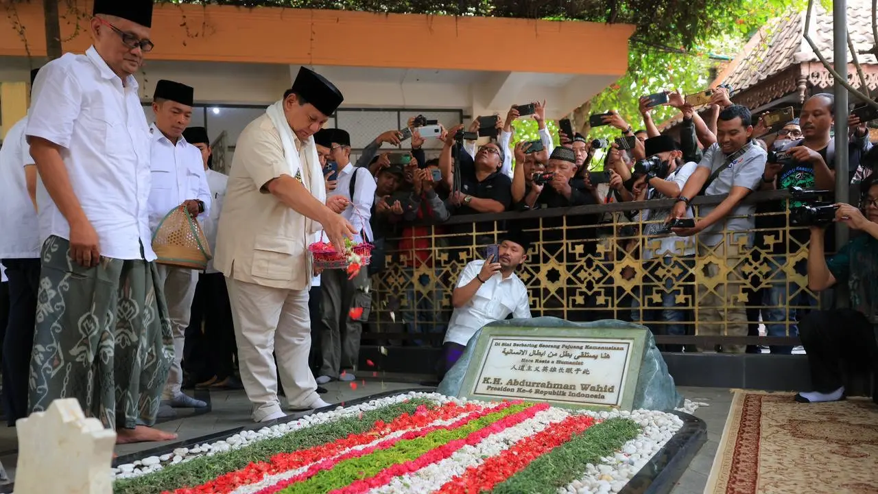 Ketua Umum Partai Gerindra Prabowo Subianto berziarah ke makam Presiden ke-4 Republik Indonesia KH Abdurrahman Wahid atau Gus Dur di kompleks Pondok Pesantren Tebuireng di Kabupaten Jombang, Jawa Timur