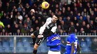 Striker Juventus, Cristiano Ronaldo, Mencetak gol ke gawang Sampdoria pada laga Serie A 2019 di Stadion Luigi Ferraris, Rabu (18/12). Juventus menang 2-1 atas Sampdoria. (AP/Luca Zennaro)